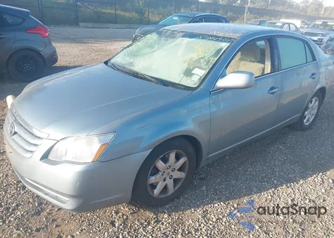 2005 Toyota Avalon Xl z USA, uszkodzony, nr VIN 4T1BK36B55U017840